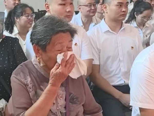 股民配资网站 董必武点赞的大妈被搬上舞台剧，家属观剧后落泪：很真实！很感动